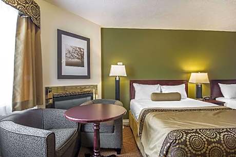 Efficiency Queen Suite with Two Queen Beds and Living room - Non Smoking