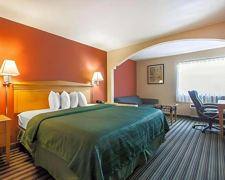 Econo Lodge Inn & Suites