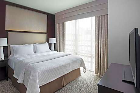 King Suite - Non-Smoking