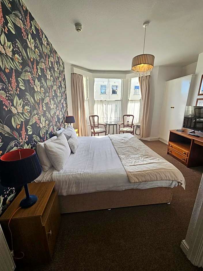 Rivelyn Hotel Bar & Restaurant