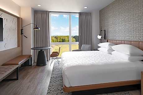 Separate Living Area, Club level, 1 Bedroom 2 room Suite, 1 King, Golf view