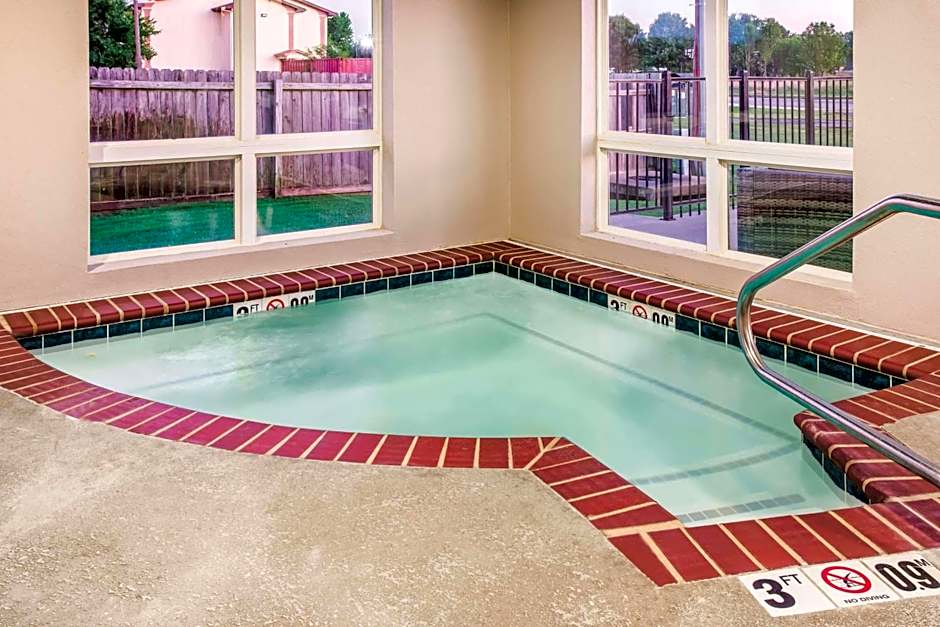 La Quinta Inn & Suites by Wyndham Russellville