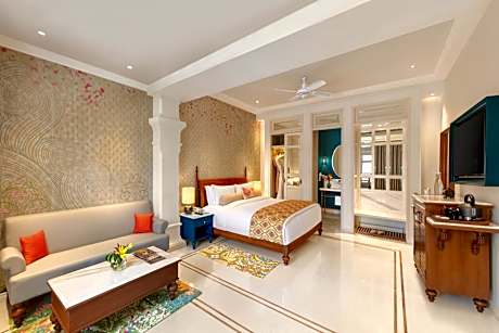 Deluxe Room King Bed Courtyard View