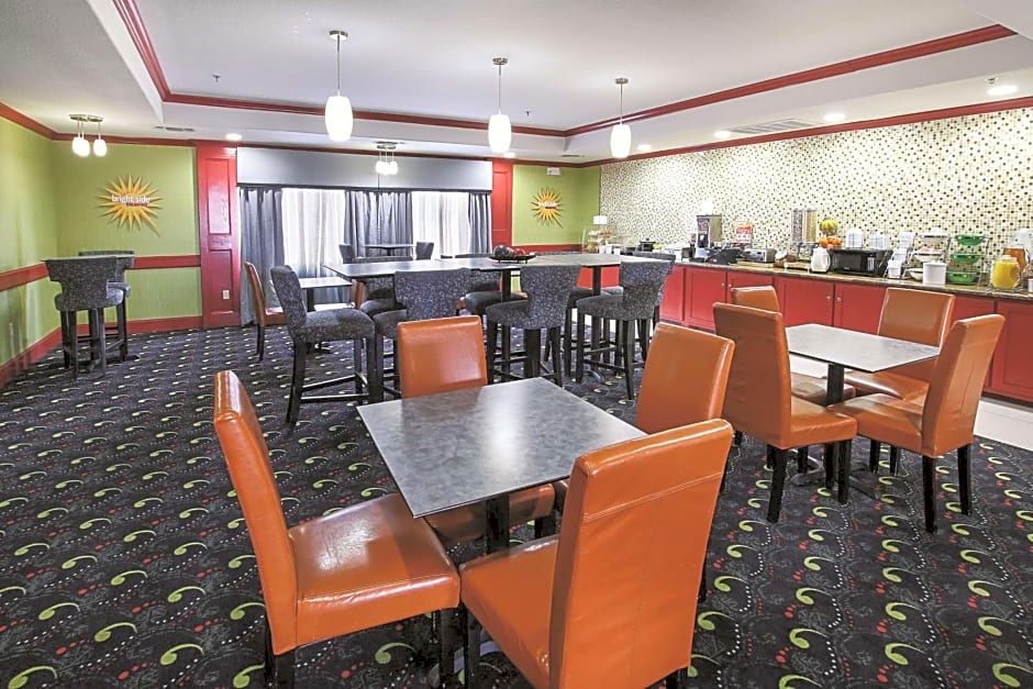 La Quinta Inn & Suites by Wyndham Dallas Hutchins