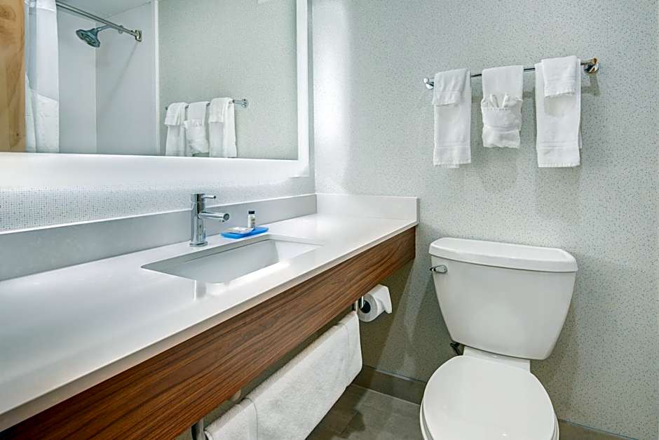 Holiday Inn Express & Suites West Long Branch - Eatontown By IHG