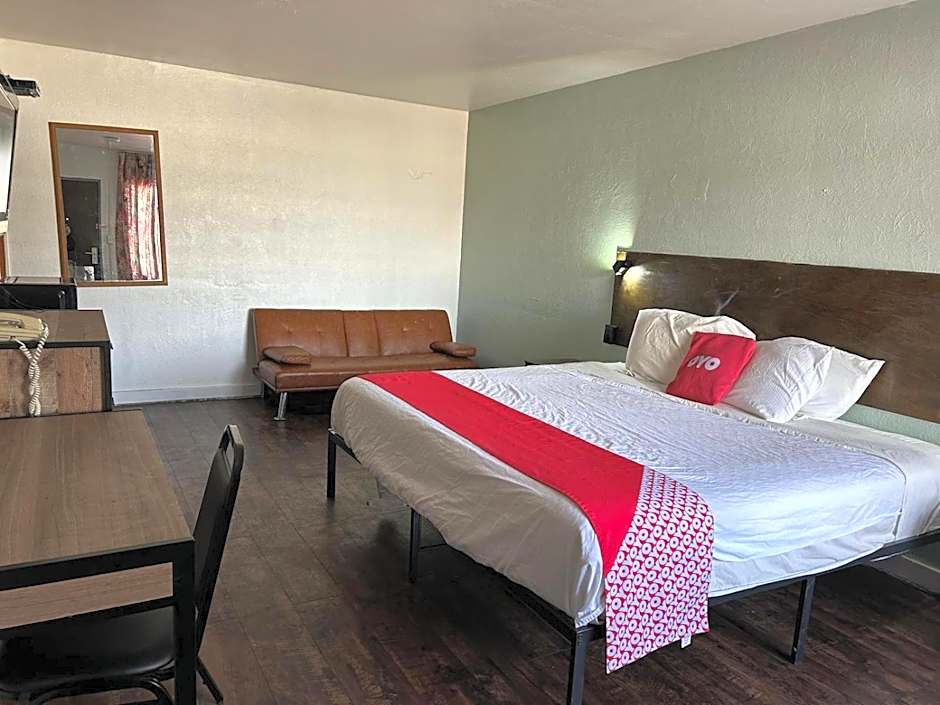 OYO Hotel Downtown Peoria IL I-74