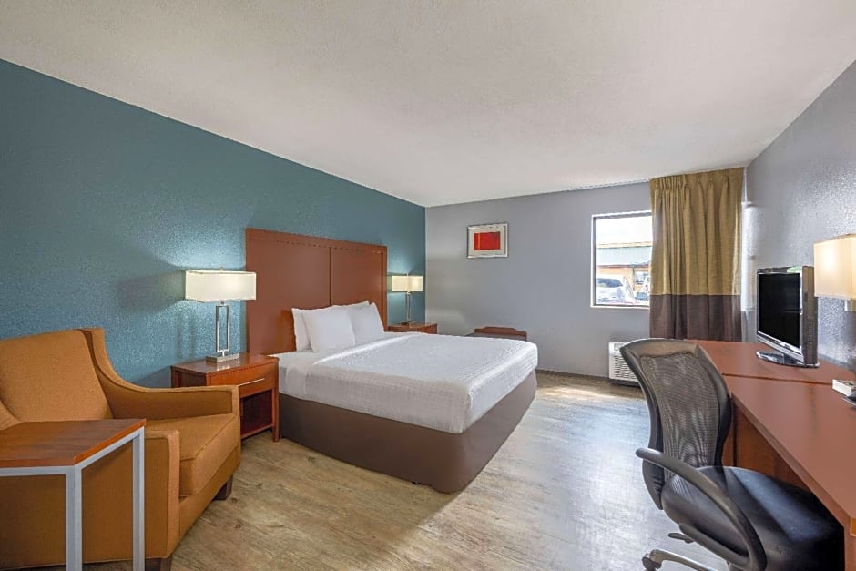 Travelodge by Wyndham Brooklyn Center