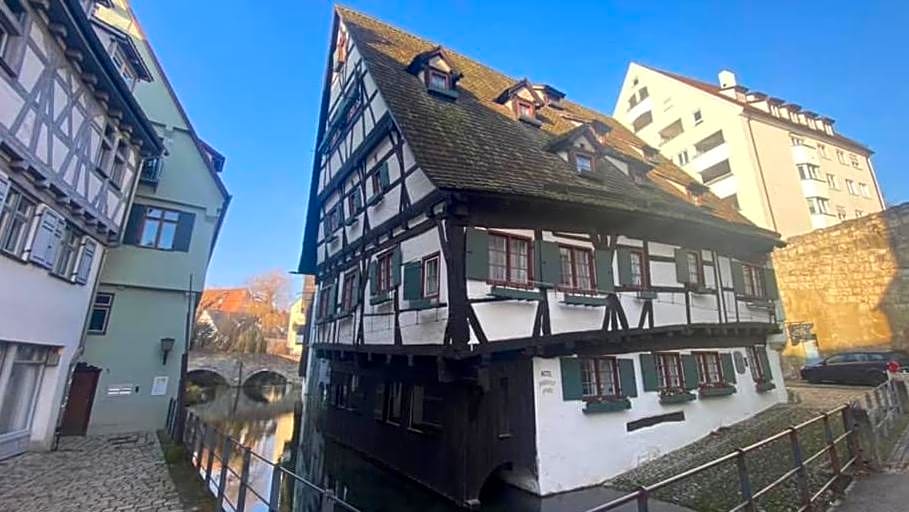 Schiefes Haus