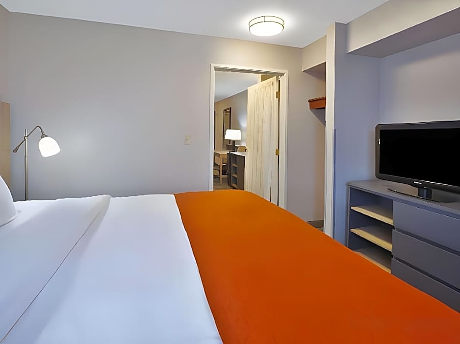 Country Inn & Suites by Radisson, Big Rapids, MI