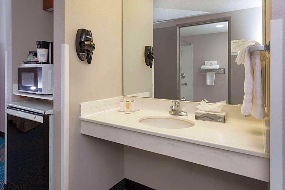 Days Inn & Suites by Wyndham Denver International Airport