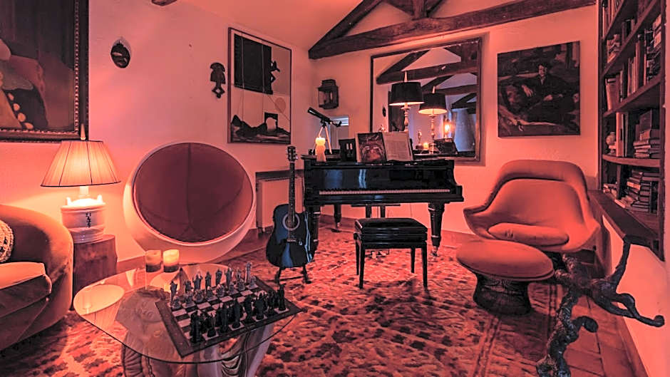 Sintra WOW - Unique double Smart Room in 17th century Palace! Hot tub, Snooker, BBQ, PS5, Sauna, Gym