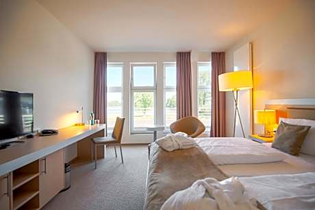 Double or Twin Room with Lake View