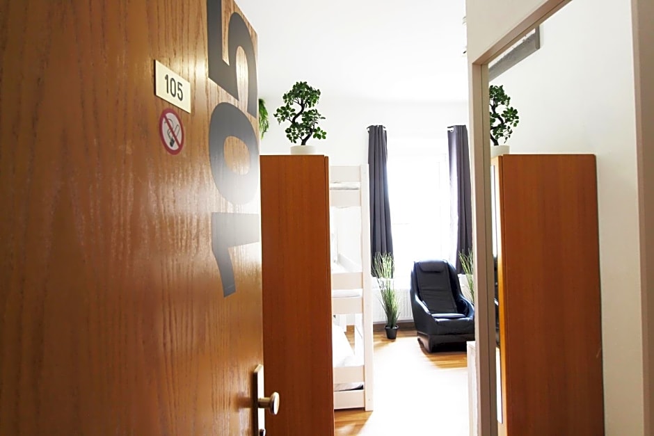 Hotel Ulm Zentrum - Komplettes Zimmer, Hochbett, Android TV & eigenem Bad - perfekt für Familien & Gruppen