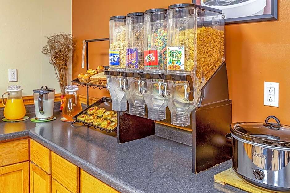 Econo Lodge Inn & Suites Newton