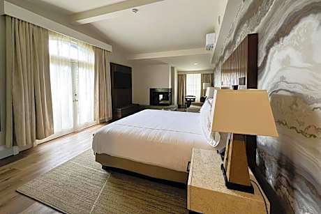 King Suite with Mountain View