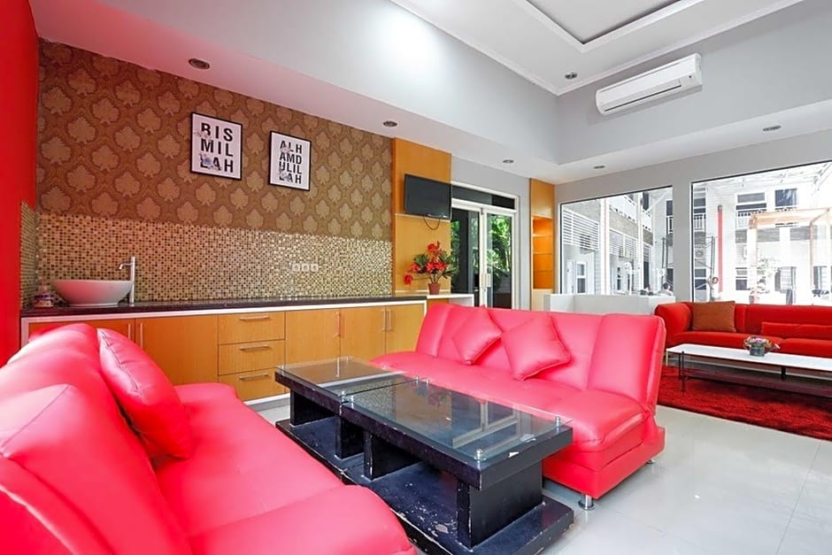 RedDoorz near Solo Square 3