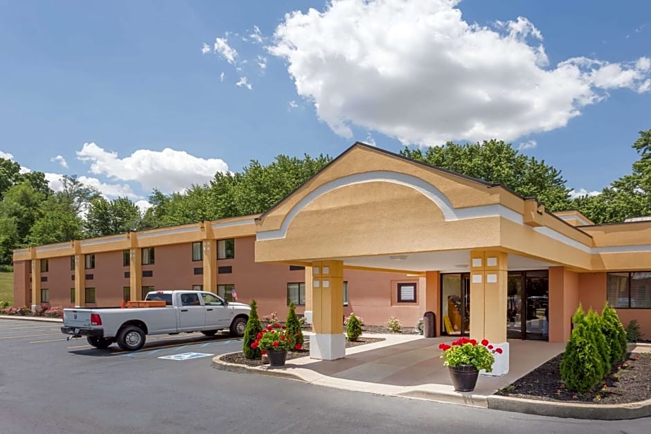 Super 8 by Wyndham Logansport