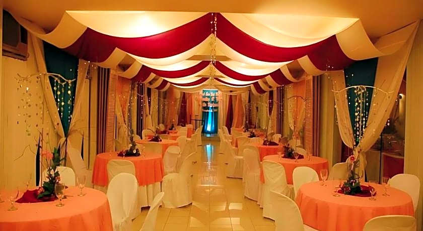 Royal Am Rei Hotel by RedDoorz