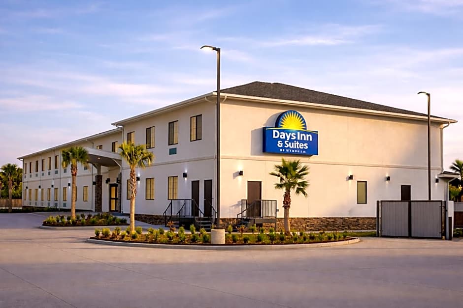 Days Inn & Suites by Wyndham Greater Tomball