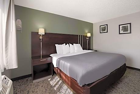 1 King Bed, Nonsmoking