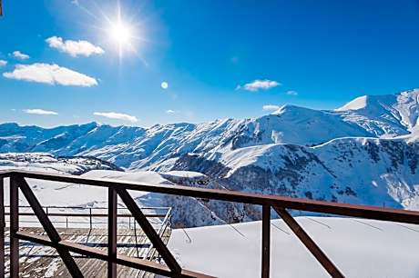 Triple Room with Balcony and Mountain View