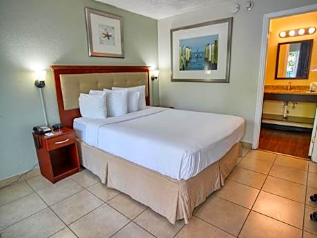 Queen Room with Harbor View