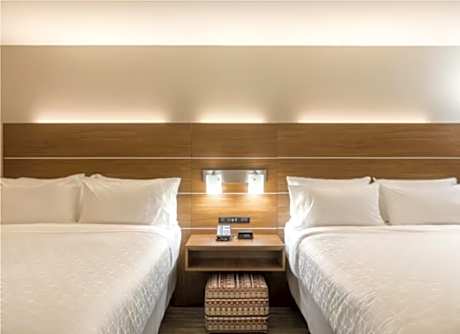 2 Queen Standard Communications Accessible