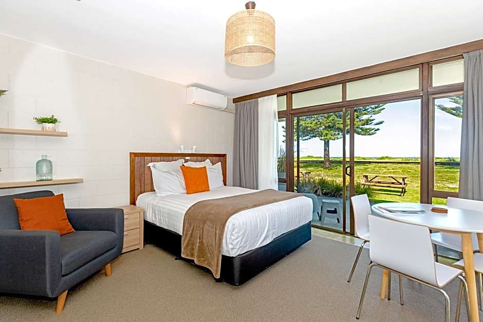 Whispering Sands Beachfront Motel