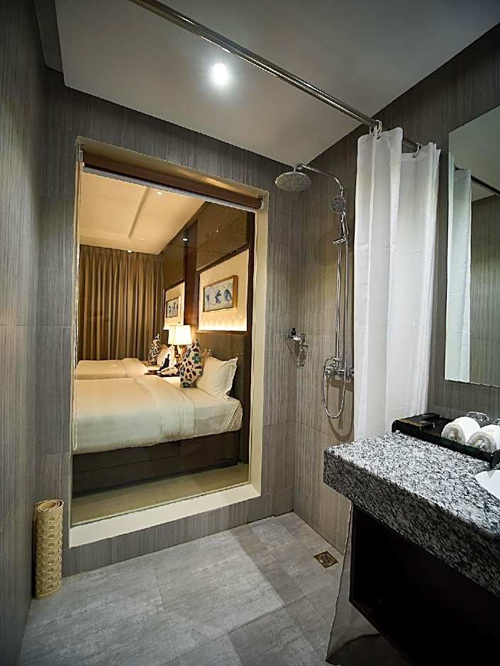 J7 Plaza Hotel