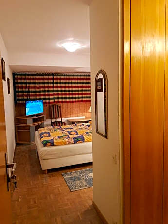 Double Room with Shard Bathroom and Mountain View
