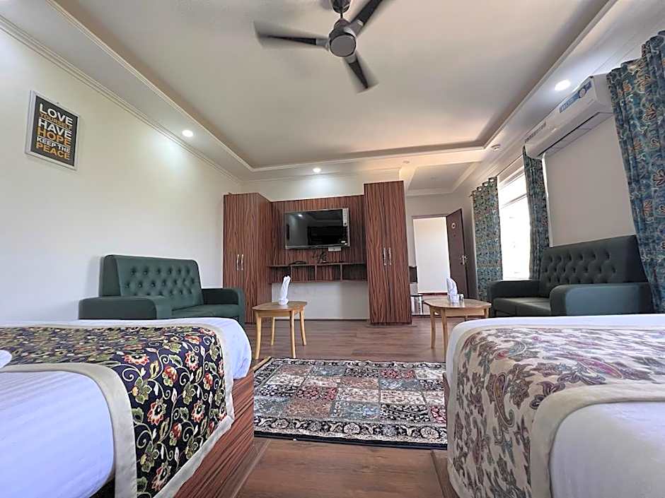 Pandith Exotics Hotel And Restaurant 