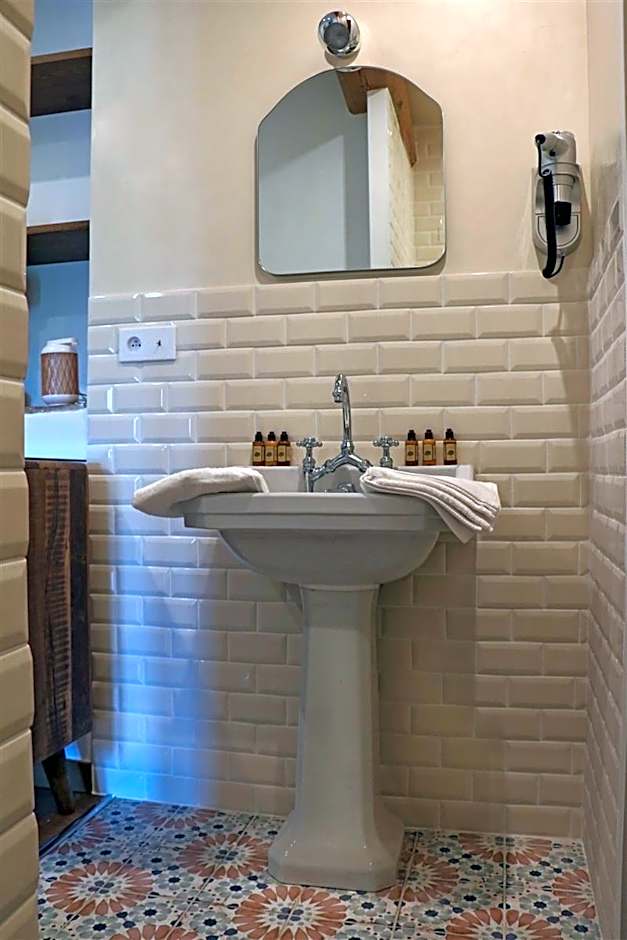 L Amourier chambres charme et confort avec Jacuzzi ou baignoire XXL