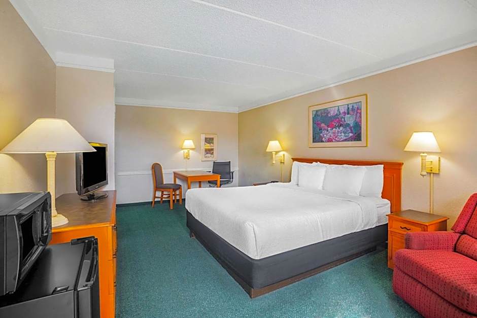 Super 8 by Wyndham Eagle Pass