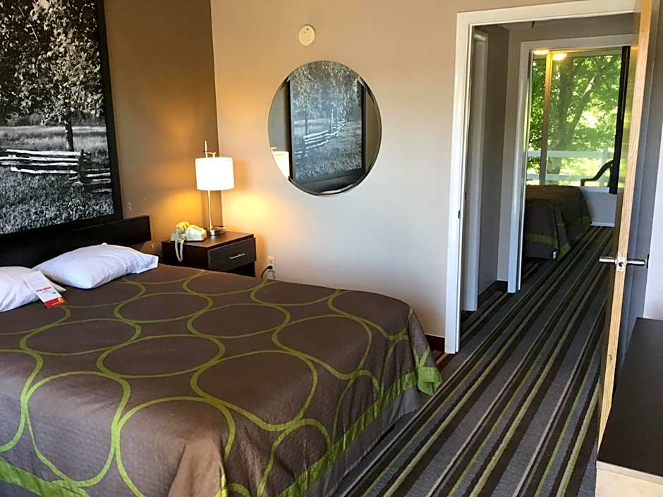 Super 8 by Wyndham Sevierville Riverside
