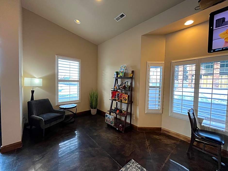 Dinosaur Inn & Suites