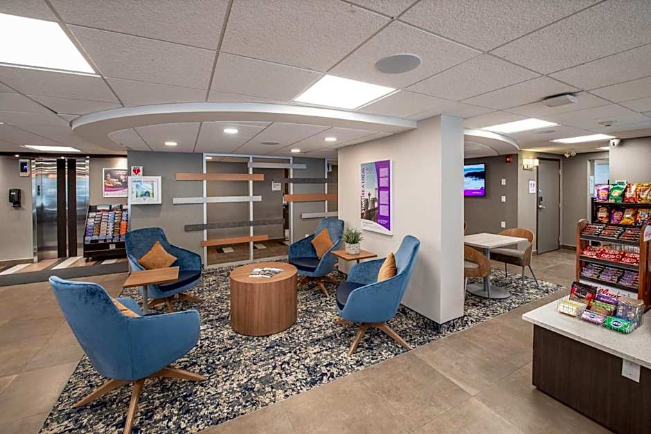 Coast Calgary Downtown Hotel & Suites by APA