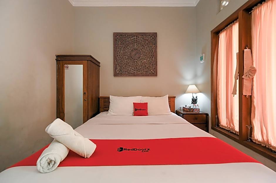 RedDoorz near Mertasari Beach 2