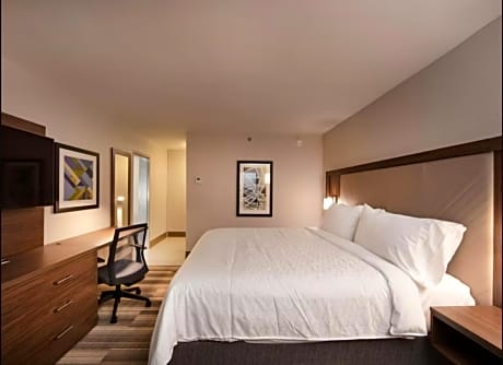 1 Kng Suite Additional Living Dining Areas