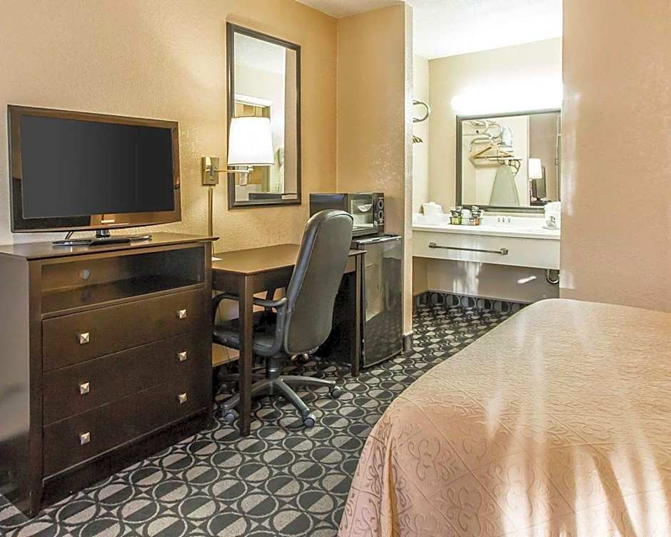 Quality Inn Ada near University