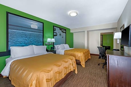 1 King Bed, 2 Queen Beds, Nonsmoking