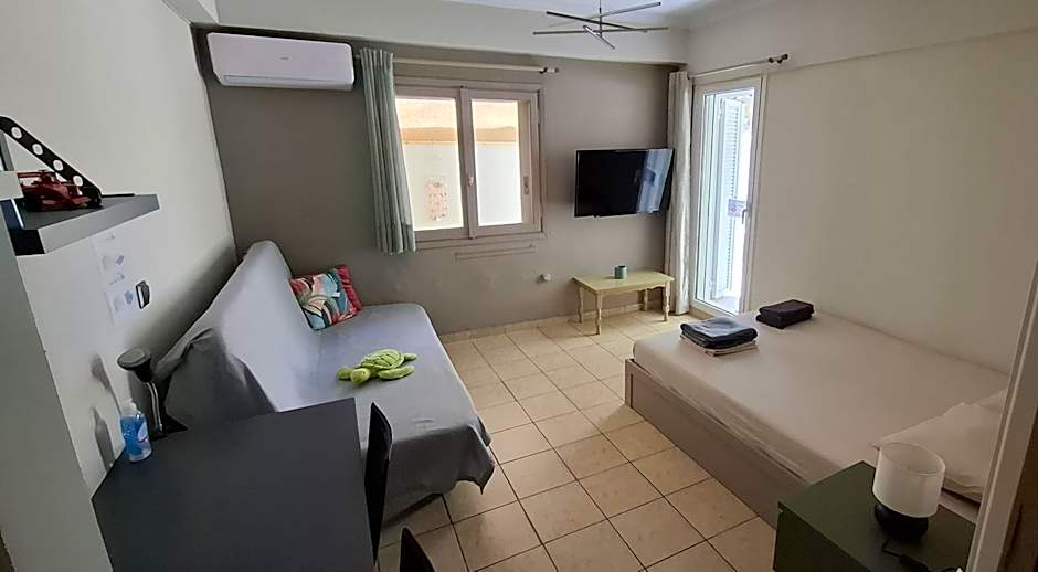 HoneyBee4 - Cozy studio close to the port, airport & Athens