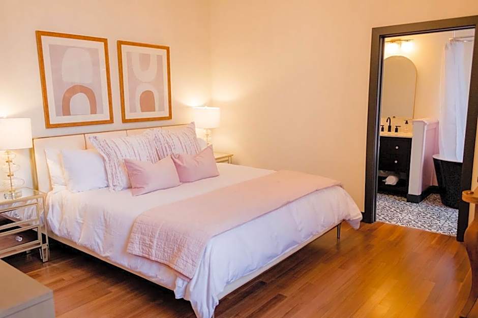 Speakeasy Suites Sleeps 18