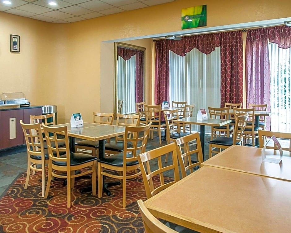 Quality Inn & Suites Kansas City I-435n Near Sports Complex