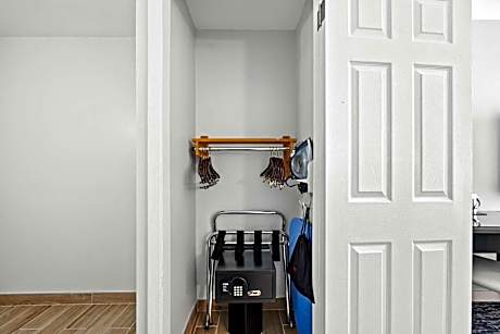 King Room with Roll-In Shower - Mobility/Hearing Accessible