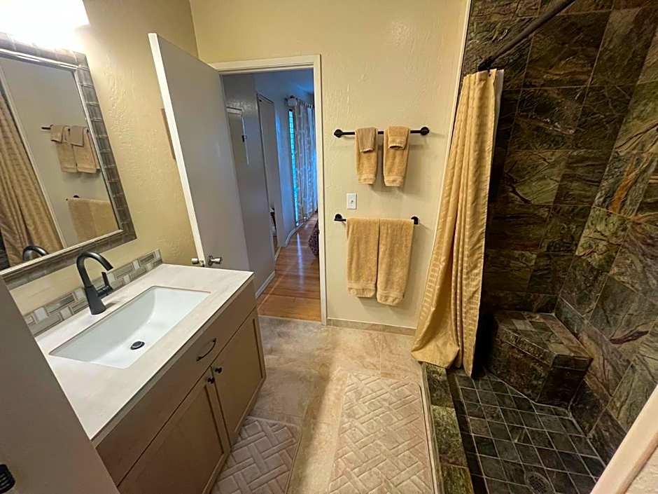 Beachfront 1 Bedroom Condo with Private Beach, Pool, Hot Tub