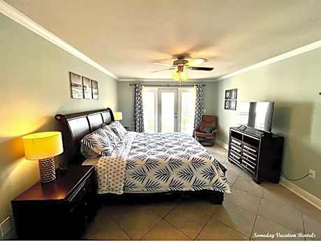 Apartment with Pool View