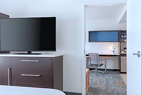 One-Bedroom King Suite - Non-Smoking
