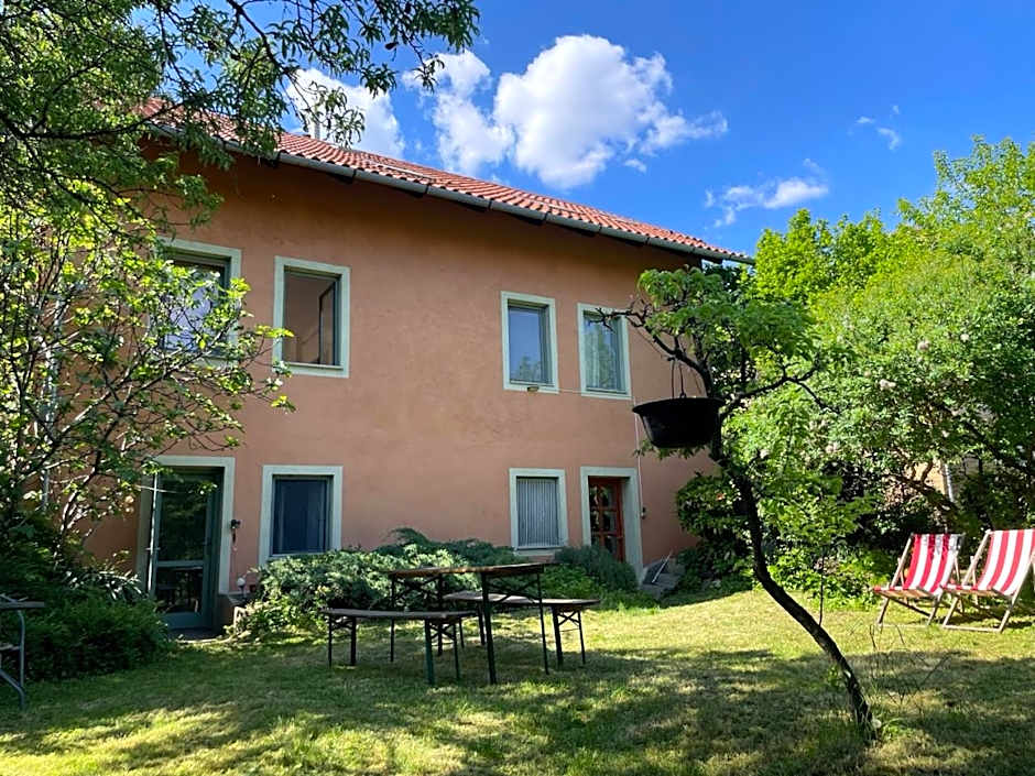 Balazs Guesthouse - in a green area, with our own garden - next to Metro 4 station