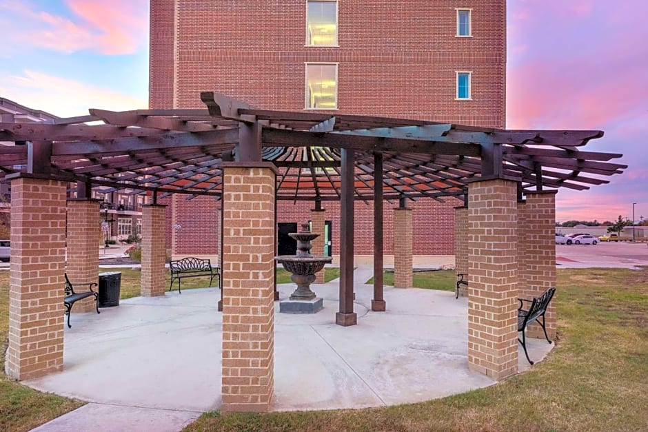  La Quinta Inn & Suites by Wyndham Dallas - Frisco Stadium