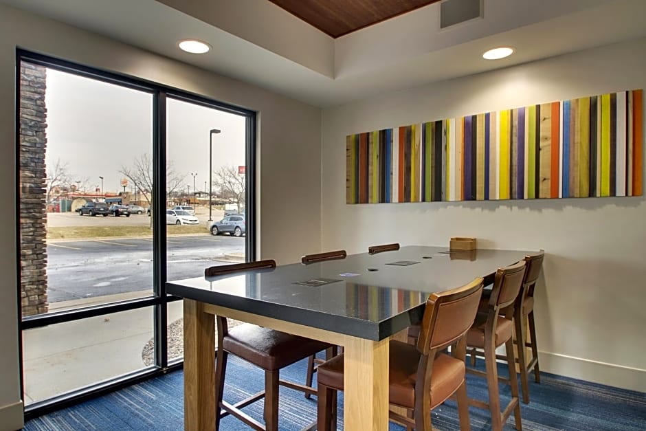 Holiday Inn Express Hotel & Suites Cedar Rapids I-380 at 33rd Avenue, an IHG Hotel